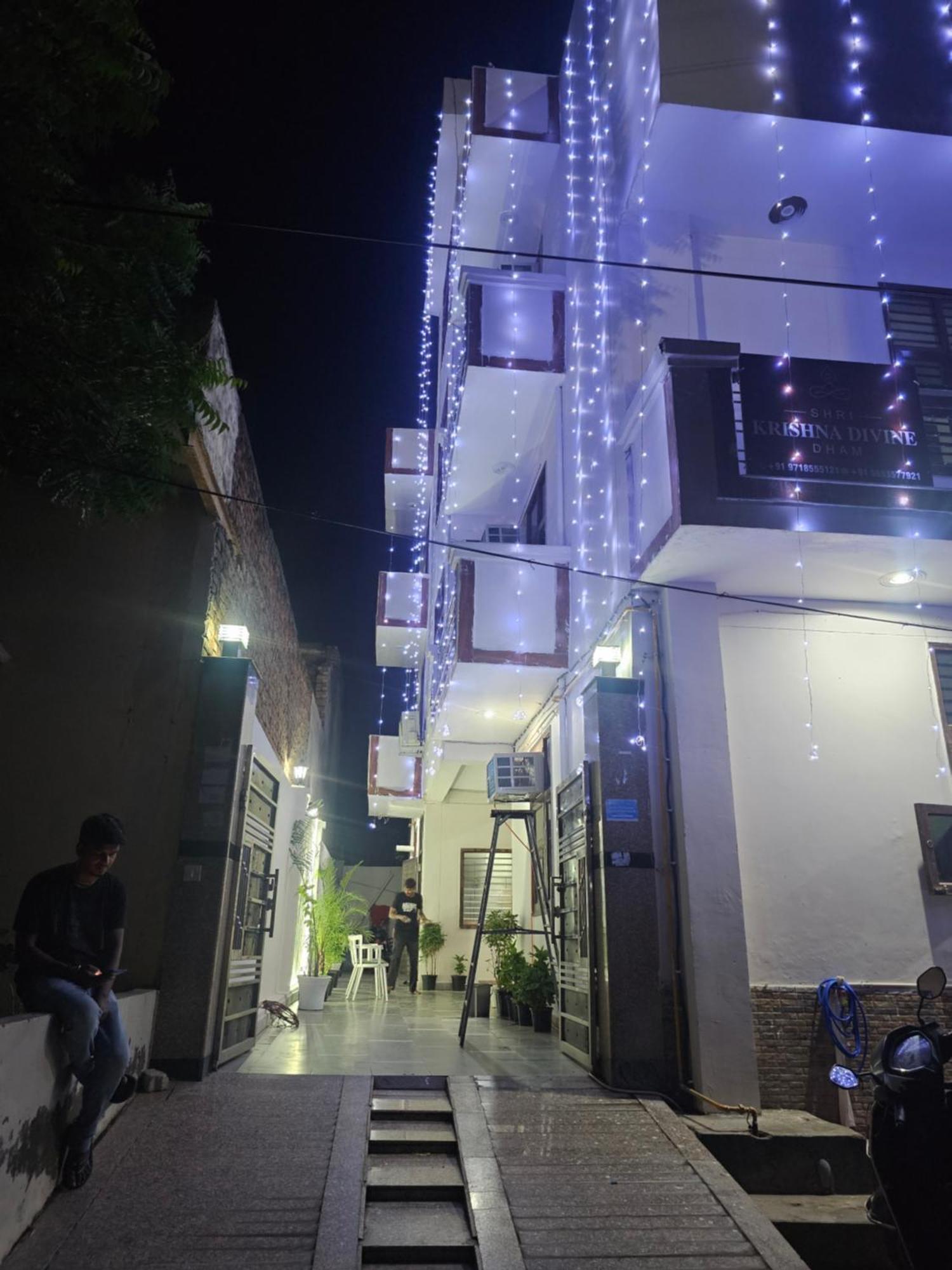 ホテル Shri Krishna Divine Dham マトゥラー エクステリア 写真